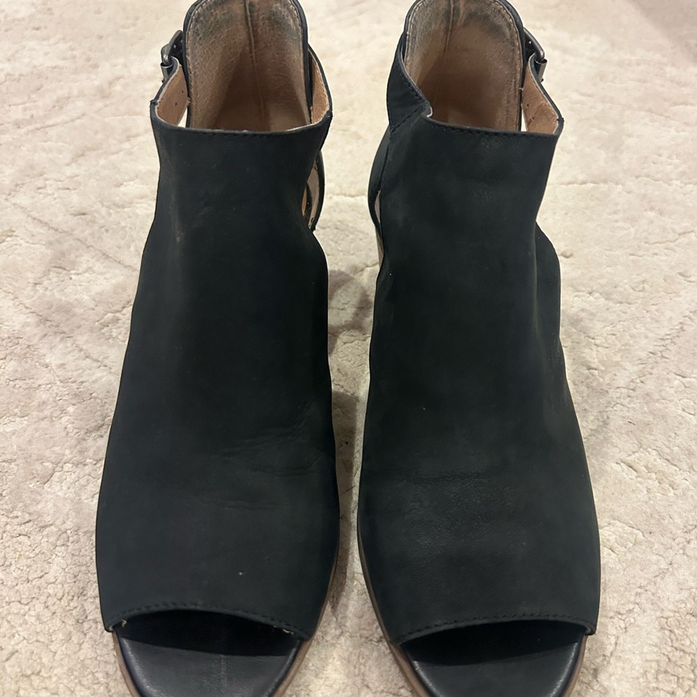 Black shoe with ankle strap and open toe - Picture 3 of 10